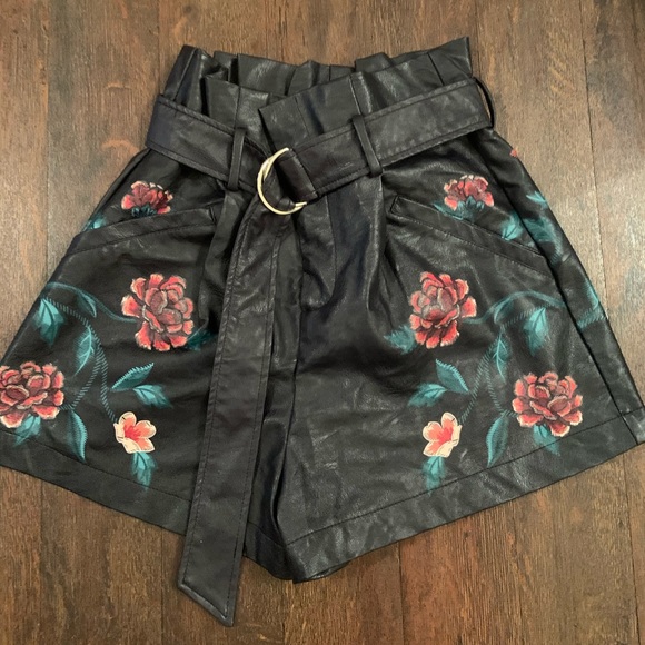 Gorgeous shorts - Picture 2 of 2